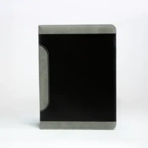 Carpeta Graz de poliuretano negra con detalles en gris, compartimentos internos y bloc de 30 hojas.