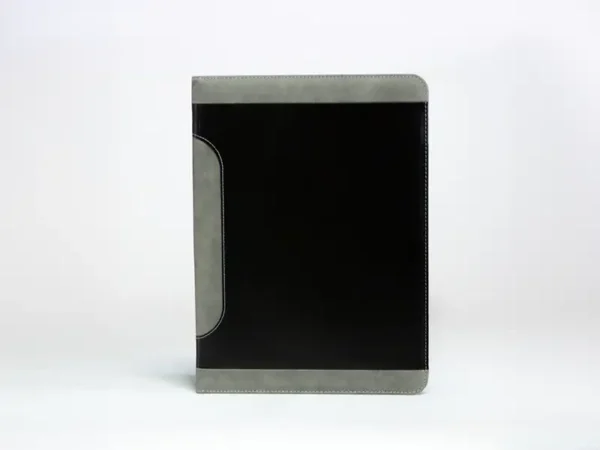 Carpeta Graz de poliuretano negra con detalles en gris, compartimentos internos y bloc de 30 hojas.