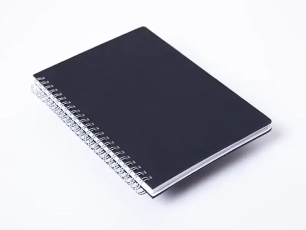 Cuaderno Atlanta con cubierta dura de PU suave al tacto y encuadernación de espiral con 80 hojas rayadas. Azul perfil