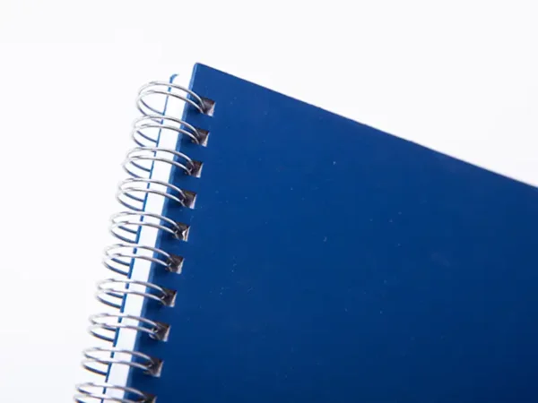 Cuaderno Atlanta con cubierta dura de PU suave al tacto y encuadernación de espiral con 80 hojas rayadas. Detalle