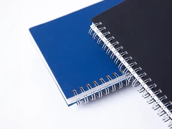 Cuaderno Atlanta con cubierta dura de PU suave al tacto y encuadernación de espiral con 80 hojas rayadas. Detalle espiral