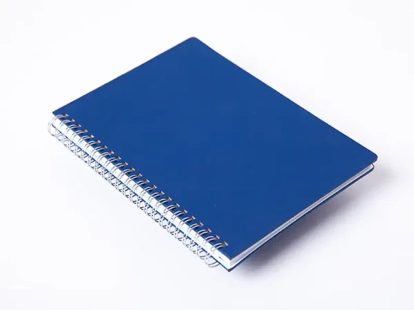 Cuaderno Atlanta con cubierta dura de PU suave al tacto y encuadernación de espiral con 80 hojas rayadas. Azul perfil