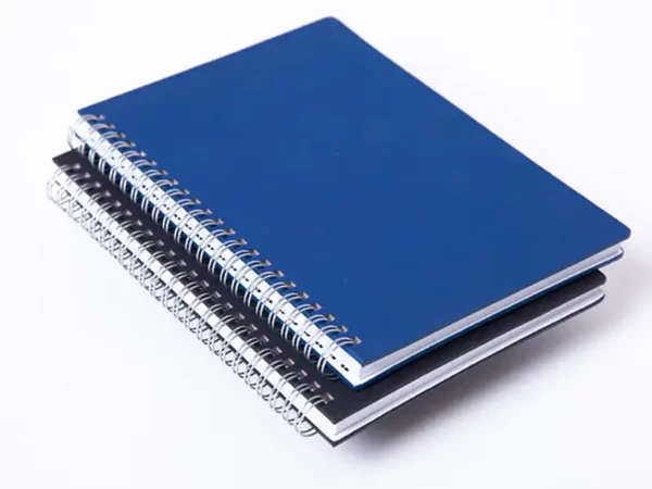 Cuaderno Atlanta con cubierta dura de PU suave al tacto y encuadernación de espiral con 80 hojas rayadas. Colores disponibles