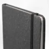 Libreta Ecológica Viena de cartón reciclado con 80 hojas rayadas y banda elástica para kits de bienvenida y eventos. Detalle de separados