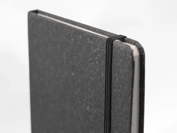 Libreta Ecológica Viena de cartón reciclado con 80 hojas rayadas y banda elástica para kits de bienvenida y eventos. Detalle de separados