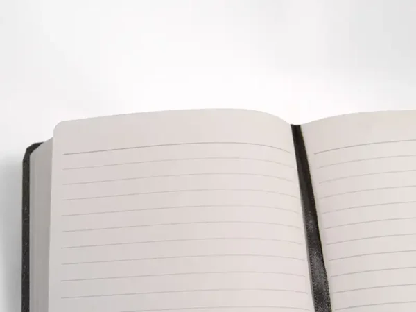 Libreta Ecológica Viena de cartón reciclado con 80 hojas rayadas y banda elástica para kits de bienvenida y eventos. Interiores