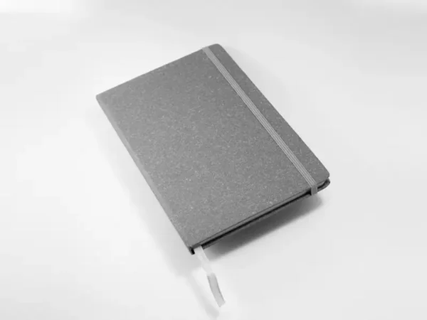Libreta Ecológica Viena de cartón reciclado con 80 hojas rayadas y banda elástica para kits de bienvenida y eventos. Detalle en gris