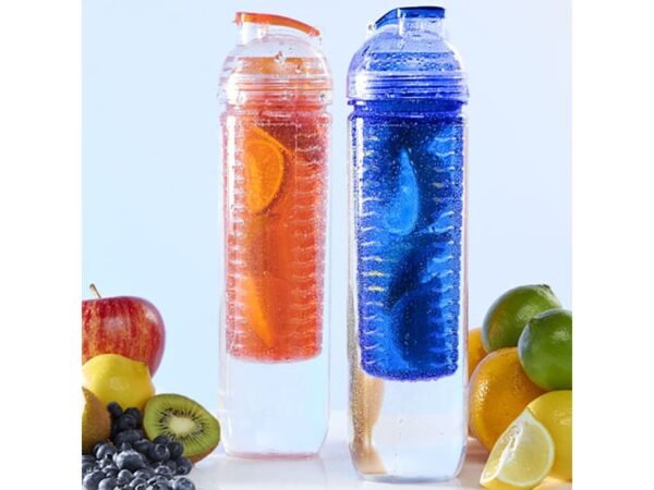 CILINDRO TISZA de 800 ml fabricado en plástico con compartimento infusionador para frutas y tapa de rosca.