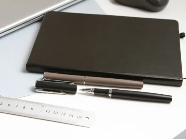 Bolígrafo Sater de aluminio con acabado metálico brillante. Muestra sobre escritorio.