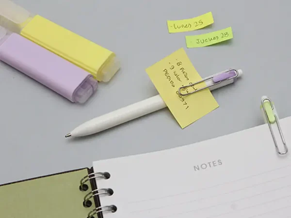 Bolígrafo Plessé - Bolígrafo de Plástico con Barril Blanco y Detalles en Colores Pastel - Dot Factory