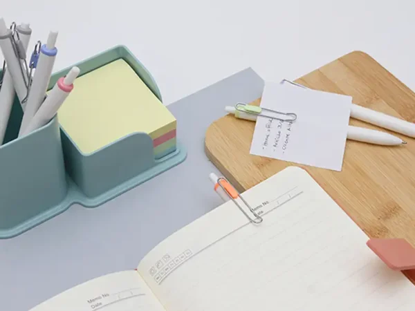 Bolígrafo Plessé - Bolígrafo de Plástico con Barril Blanco y Detalles en Colores Pastel - Dot Factory