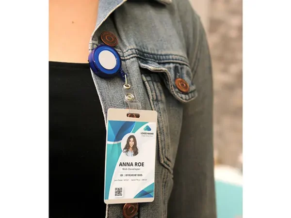 Porta Gafete Translúcido retráctil de plástico con clip de sujeción para identificación de personal Dot Factory