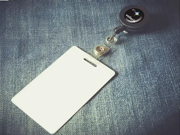 Porta Gafete Translúcido retráctil de plástico con clip de sujeción para identificación de personal Dot Factory