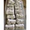 Dispensador Bone de plástico en forma de hueso con gancho y rollo de 20 bolsas para desechos de mascotas.