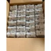 Dispensador Bone de plástico en forma de hueso con gancho y rollo de 20 bolsas para desechos de mascotas.