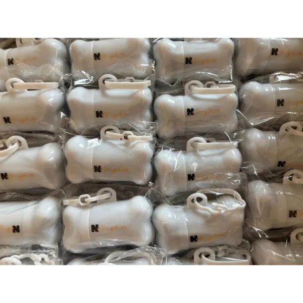 Dispensador Bone de plástico en forma de hueso con gancho y rollo de 20 bolsas para desechos de mascotas.