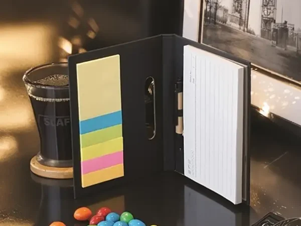 Block Pad Loreto de cartón reciclado con notas adhesivas, fechador y mini bolígrafo ecológico. Sobre una mesa