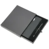 Set Estambul negro con libreta y bolígrafo, vista frontal, set corporativo personalizado con logotipo Interior de la caja, foto de costado