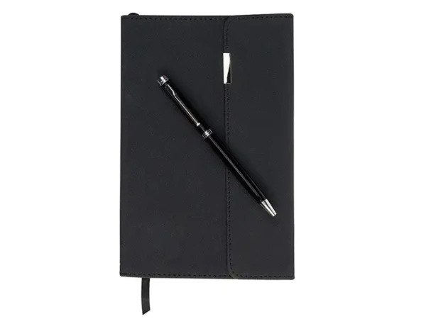 Set Estambul negro con libreta y bolígrafo, vista frontal, set corporativo personalizado con logotipo Foto frontal con pluma