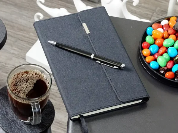 Set Estambul negro con libreta y bolígrafo, vista frontal, set corporativo personalizado con logotipo Uso