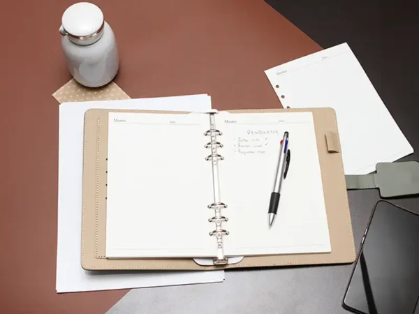 Carpeta Kapan tamaño A5 en cuero sintético colores beige café negro y verde militar para agentes inmobiliarios. Carpeta interiores