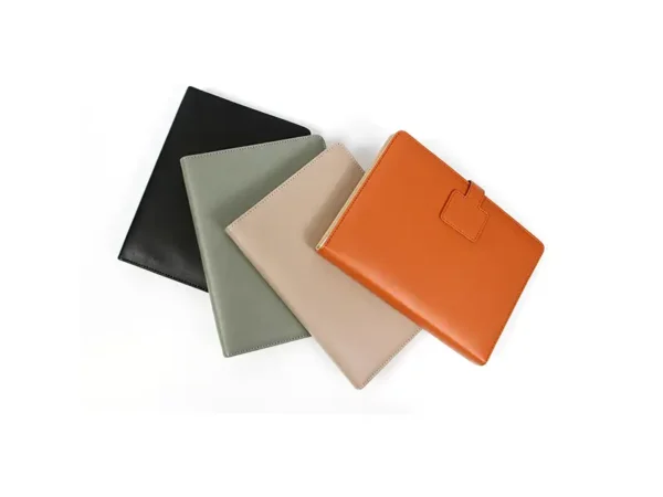 Carpeta Kapan tamaño A5 en cuero sintético colores beige café negro y verde militar para agentes inmobiliarios. Muestra de colores