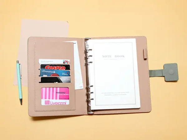 Carpeta Kapan tamaño A5 en cuero sintético colores beige café negro y verde militar para agentes inmobiliarios. Carpeta abierta