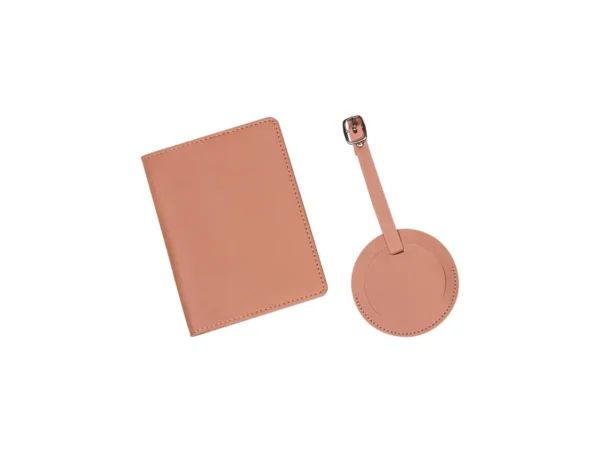 Set Sautens de porta pasaporte. y etiqueta de maleta en curpiel colores rosa pálido