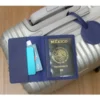 Set Sautens de porta pasaporte y etiqueta de maleta en curpiel. Uso.