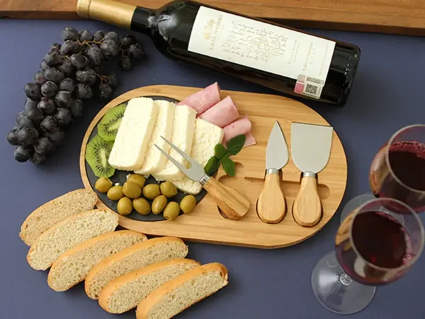 Set de quesos Dakar de madera de bambú con tabla de piedra pizarra y utensilios para regalo corporativo. Uso
