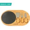 Set de quesos Dakar de madera de bambú con tabla de piedra pizarra y utensilios para regalo corporativo. Muestra de grabado
