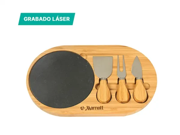 Set de quesos Dakar de madera de bambú con tabla de piedra pizarra y utensilios para regalo corporativo. Muestra de grabado