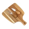 Set Para Quesos Mezzo en madera de acacia con utensilios de acero inoxidable para sector gastronómico y gourmet. Tabla con utensilios encima.