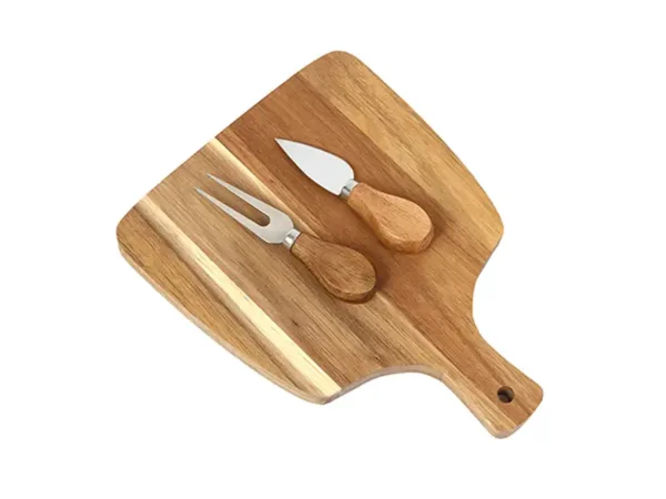Set Para Quesos Mezzo en madera de acacia con utensilios de acero inoxidable para sector gastronómico y gourmet. Tabla con utensilios encima.