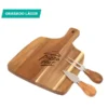 Set Para Quesos Mezzo en madera de acacia con utensilios de acero inoxidable para sector gastronómico y gourmet. Muestra de grabado