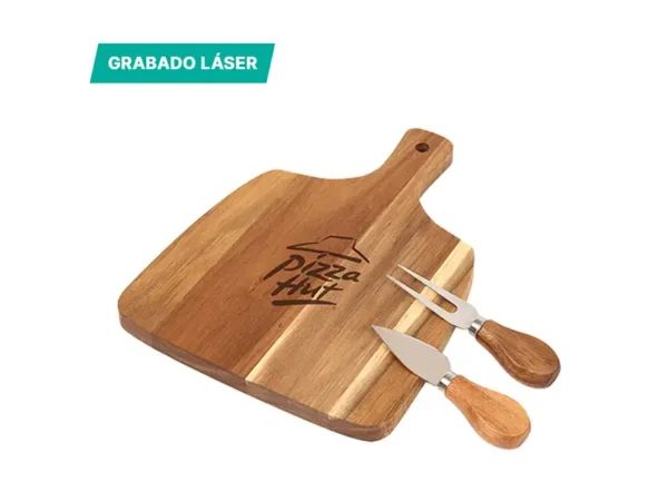 Set Para Quesos Mezzo en madera de acacia con utensilios de acero inoxidable para sector gastronómico y gourmet. Muestra de grabado