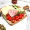 Set Para Quesos Mezzo en madera de acacia con utensilios de acero inoxidable para sector gastronómico y gourmet. Foto con el uso de la tabla