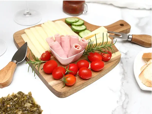 Set Para Quesos Mezzo en madera de acacia con utensilios de acero inoxidable para sector gastronómico y gourmet. Foto con el uso de la tabla