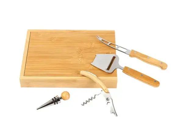Set Tremat para quesos y vino en estuche de madera de bambú barnizada con accesorios para sector inmobiliario. Foto con los utencilios completos