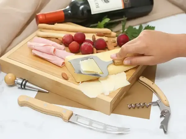 Set Tremat para quesos y vino en estuche de madera de bambú barnizada con accesorios para sector inmobiliario, en uso