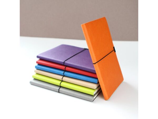 Libreta de pasta rígida de poliuretano con resorte elástico y listón separador de 21x13.5 cm