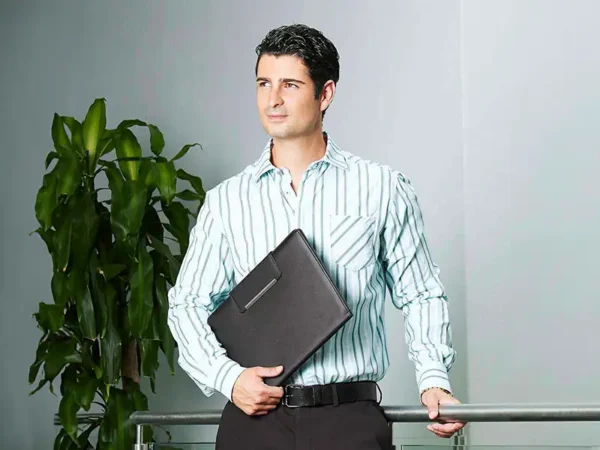 Carpeta Ontario de curpiel negro con cierre magnético, elástico para bolígrafo y block A4. Uso.