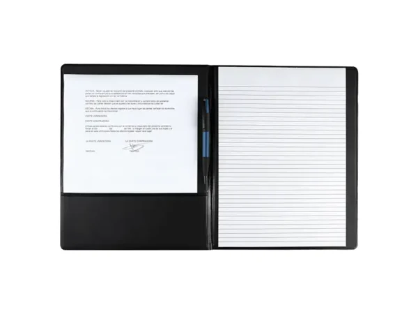 Carpeta Yamdena de curpiel negro con block A4 y compartimentos internos para organización en empresas tecnológicas. Carpeta abierta