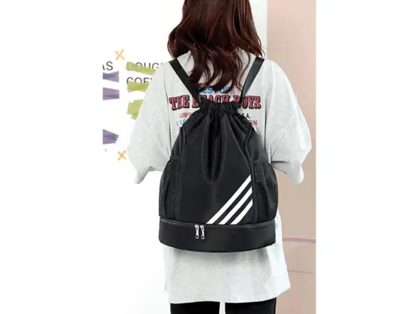 Backpack Bikila impermeable en color negro y azul con compartimento inferior independiente y correas acojinadas para staff automotriz. Usos