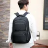 Backpack Hogan negra impermeable de poliéster con compartimento para laptop y tres bolsos frontales para sector TI. Uso