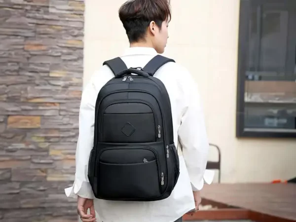 Backpack Hogan negra impermeable de poliéster con compartimento para laptop y tres bolsos frontales para sector TI. Uso