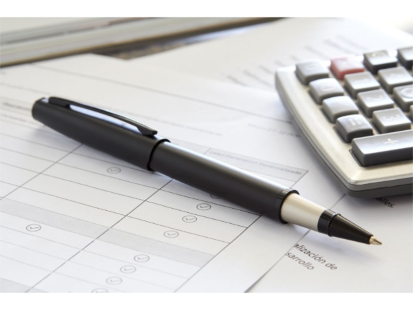 Bolígrafo Surin roller ball de acero inoxidable color negro con estuche de lujo. Muestra en escritorio.