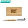 Set Daraya de bambú y metal con bolígrafo y tarjetero personalizado, kit ejecutivo sustentable para eventos empresariales en caja individual de regalo.