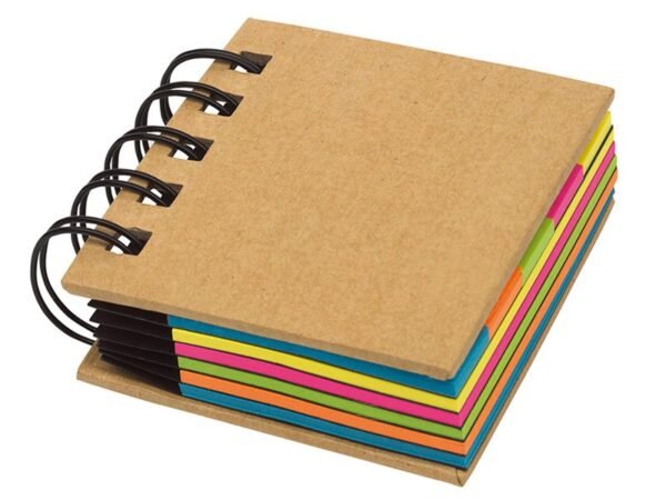 Memo Box Espiral de cartón reciclado con 10 blocks de notas adhesivas de diferentes tamaños y anillado metálico.