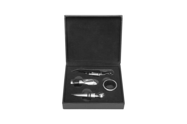 SET DE VINOS QUARTIER en estuche de símil cuero con sacacorchos, vertedor, tapón y argolla metálicos.
